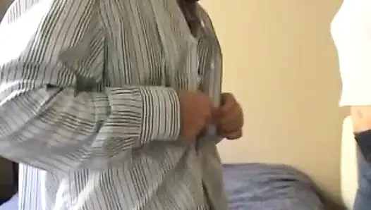 Jordan Styles yatak odasında küçük göğüsleriyle sikişiyor