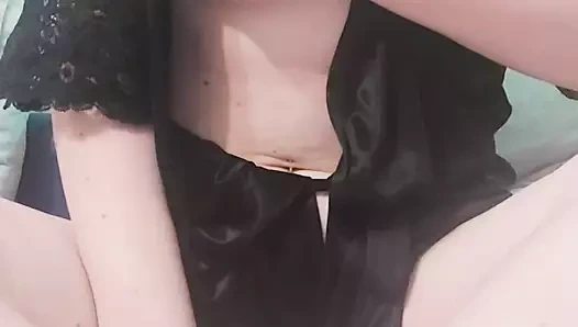 Sevimli kaltak gerizekalı ıslak kedi ile güçlü vibratör - amatör