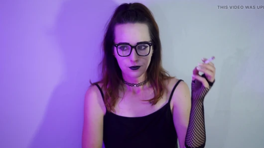 Gotik kız file çorap içinde sigara içiyor