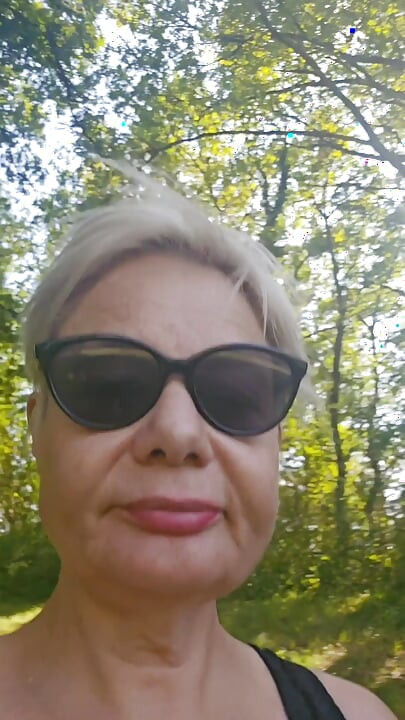 Doğanın Ortasında Olgun, Azin Bir MILF'le Yatacak Yabancı Birini Arıyorum.