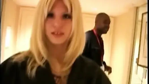 Tanya büyük zenci yarağı tarafından neredeyse sikilmeyi seviyor