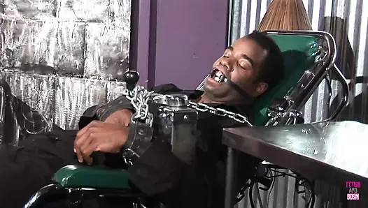 Önce bu zenci kaltak erkeğini ve büyük siyah yarağını açıyor sonra onu sikiyor