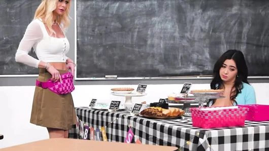 Annenin kızı - yaramaz orta yaşlı seksi kadın üniversiteli fırın satışı sırasında üvey kızı Chloe Surreal'i sikiyor