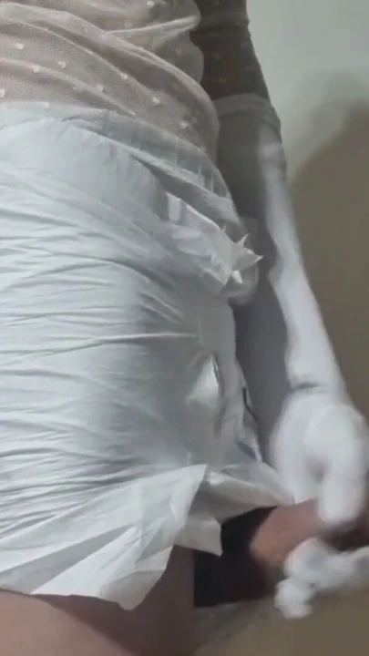 ABDl bebek bezi kadın kılıklı mastürbasyon yapıyor ve dans ediyor | Klip 1