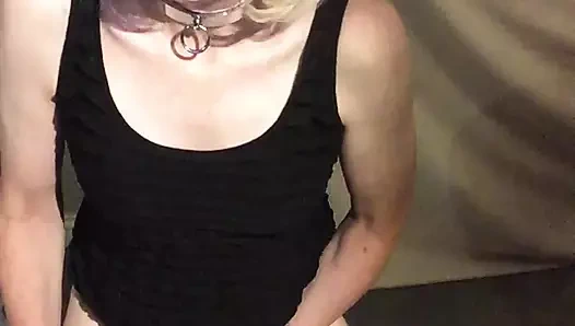 Kadın kılıklı büyük bir oyuncakla küçük bir oyun oynuyor