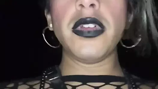 Gece yürüyüşünde işeyen travesti