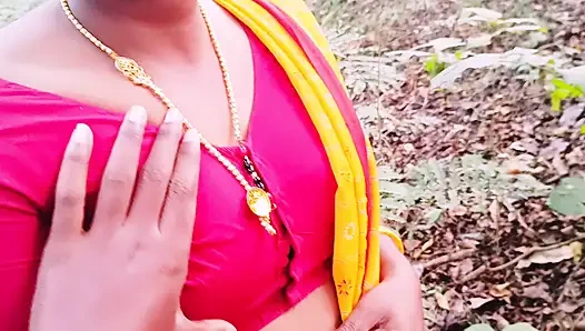 Hintli açık havada ormanda seks