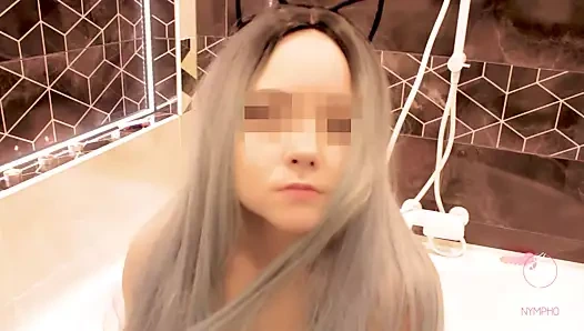 Kız düzgün bir şekilde sik emmeyi öğreniyor. o hevesli