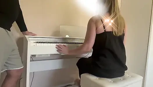 Orta yaşlı seksi öğretmenle özel piyano dersi çok yaramaz hale geldi
