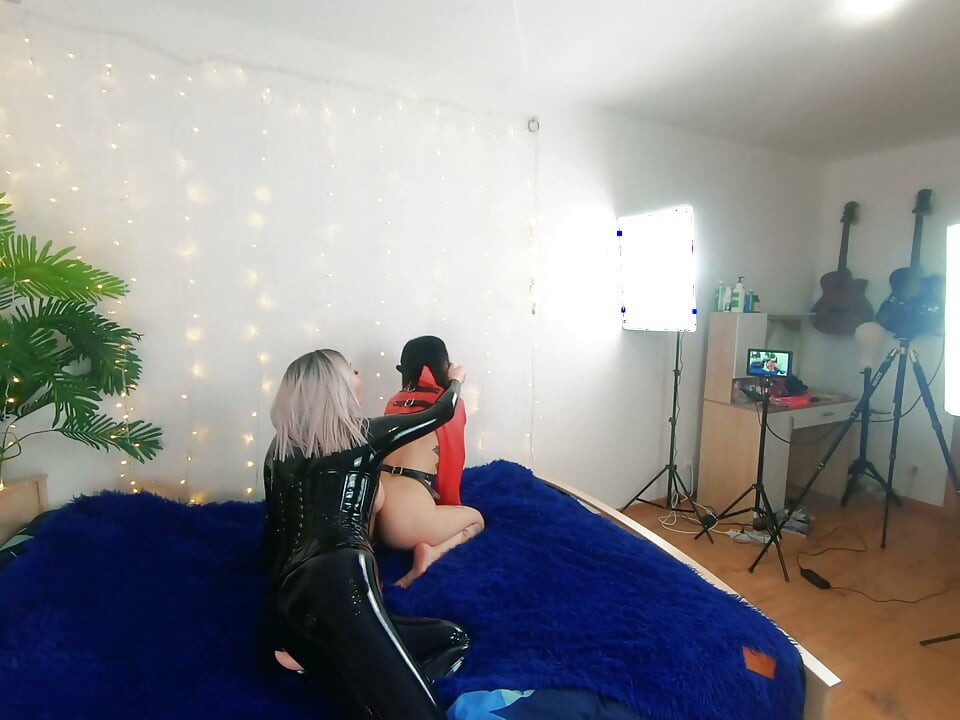 Seks videosu yapan güzel lezbiyen fetiş kızların sahne arkası. Pozitif kadın egemenliği, seks oyunu, lateks deri