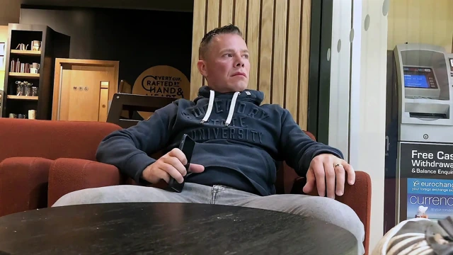 Yoğun kahve dükkanında mastürbasyon yapmaya cesaret etti - yoğun halka açık boşalma