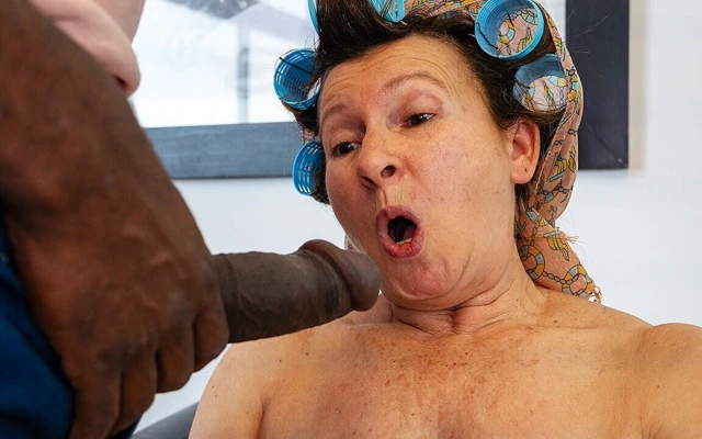 Tombul olgun tüm deliklerini büyük zenci yarağıyla parçalıyor