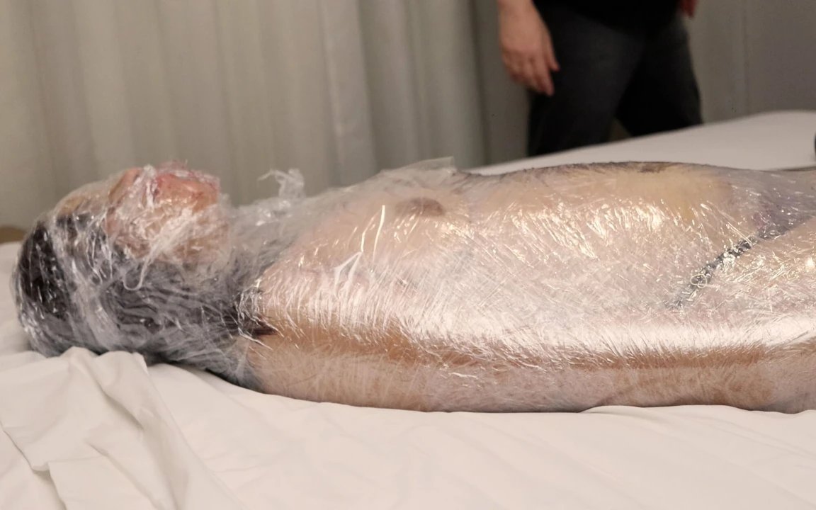 Plastik sargılı insancıl kel! O benim hassas plastik bebeğim.