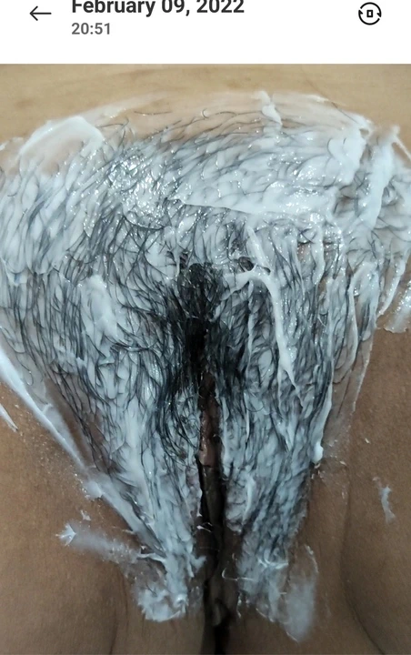 Cindy kıllı amını tıraş ediyor.