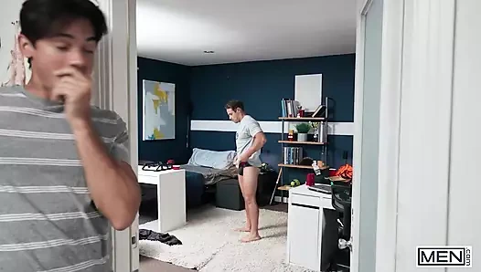 Kyle çok misafirperver ve hatta Ashton Summers'ın yarağını emmeyi kabul ediyor, sonra Cristiano üçlü seks için onlara katılıyor - erkekler