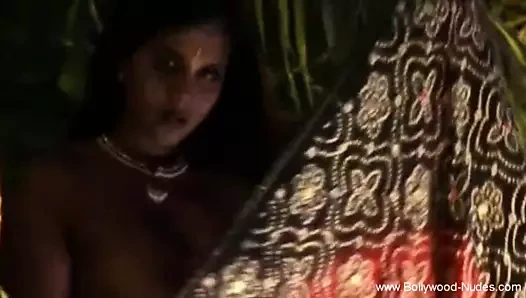 Erotik bebek sıcak ve seksi dans ediyor incelikle