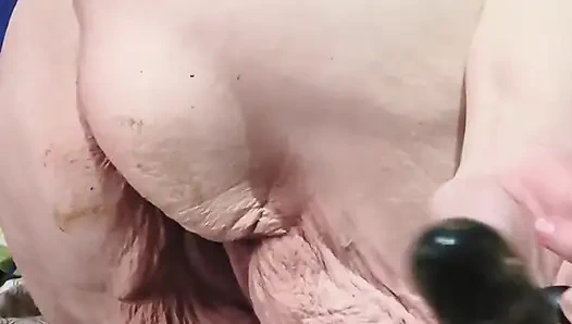 Göt deliği çok edepsizce götünü her yere açıyor