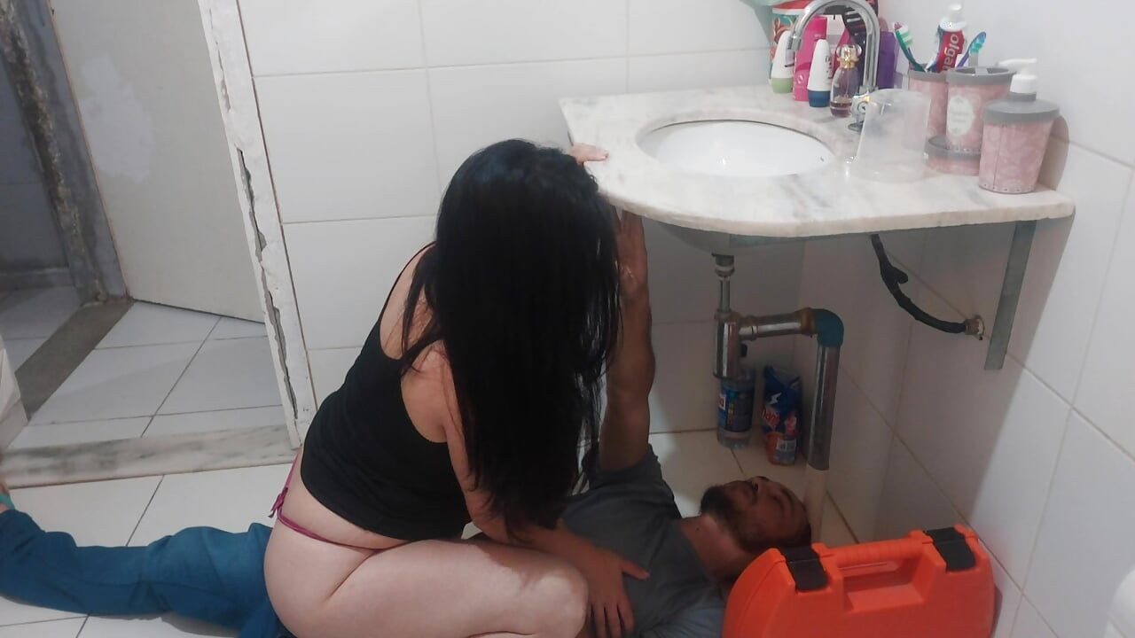 Tesisatçıya külotsuz bir elbiseyle cevap verdim! nasıl tepki verdi?
