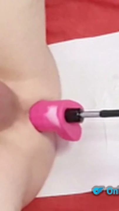 Büyük yaraklı crossdresser Lucy anal dildo ile seks makinesinde eğleniyor | Klip 2
