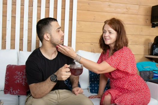 Olgun4k. küçük bir ormanda gerçek büyük odun bulabilirsiniz