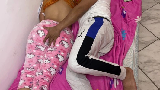 Kıskanç bakıcım geceleri odama gidiyor ve bana dokunmaya başlıyor. lütfen bana yardım et, erkek arkadaşım olmasına izin vermiyor