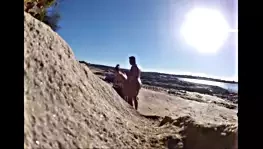 Exhib et bonne baise sur une plage naturiste