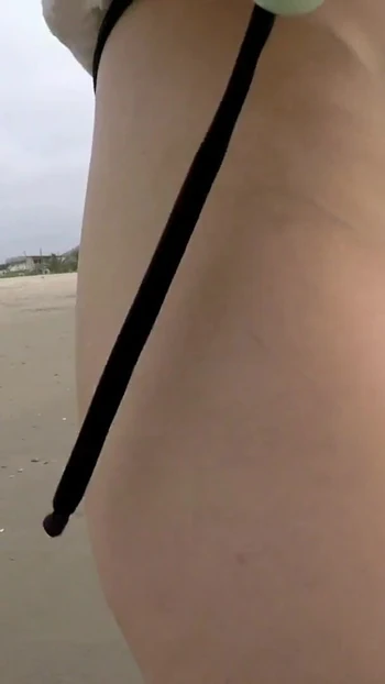 Волнующий момент из "Прогулка по пляжу микро бикини засвет волосатой киски"