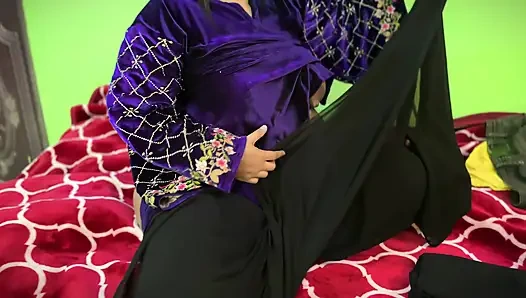 Tinder'dan Arap Müslüman kız hayran adamdan sikişmek istiyor, sonra çıplak kaldıktan sonra sıkı amını sikiyor