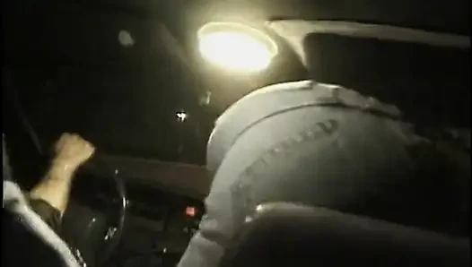 İki azgın orta yaşlı seksi kadın şanslı bir yarağı paylaşıyor