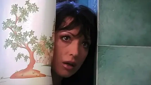 Bu Orospu Adamın Penisini Iyice Yıkıyor, Sonra Poposuna Alıyor