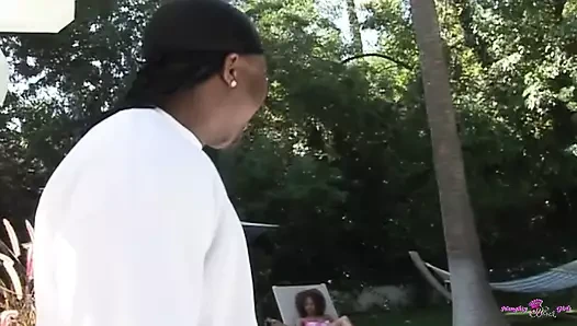 Büyük siyah yarağına korkusuzca yüzleşmek bebeği çok cesur ve cüretkar yapıyor