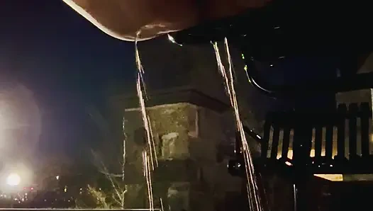 Kalabalık bir halka açık alanda işiyor