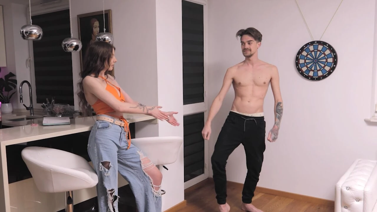 Ateşli, büyük memeli esmerle seksi bir striptiz dart oyunu
