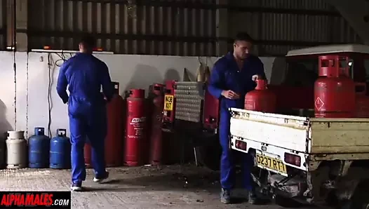 Alphamales.com - aynı görünüyoruz, aynı boşalıyor