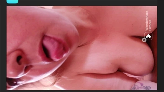 Duşta göğüslerime dokunuyorum