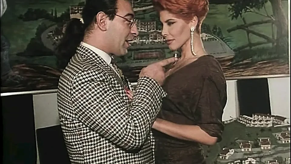 Bu kariyer orta yaşlı seksi kadın proje masasında mimar tarafından sikiliyor