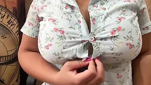 Büyük göğüslerime mastürbasyon yapıyor