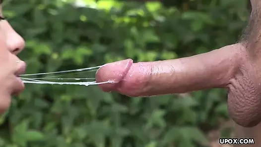 Büyük memeli latin Havana Ginger arka bahçede sikiliyor.