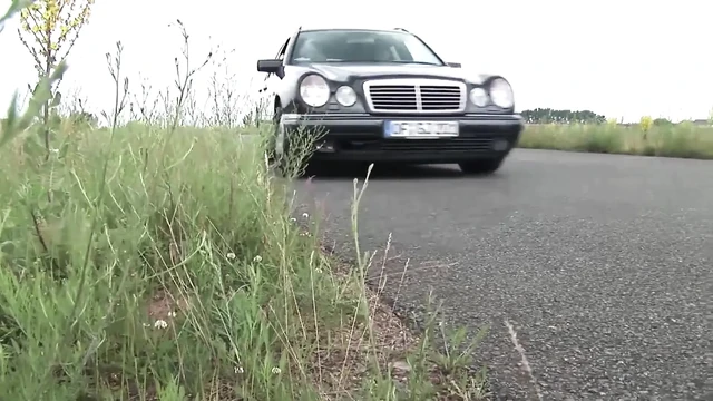 Снимаемую милфу с короткой стрижкой трахает незнакомец