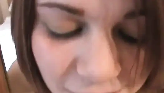 Zar zor reşit esmer daphne Tom'un sikişlerini emiyor ve sikiyor