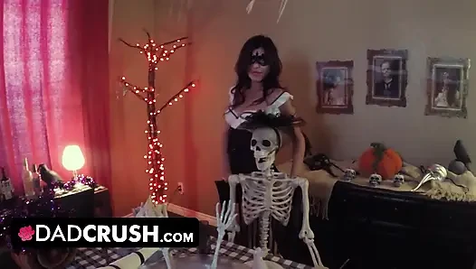Dadcrush - tatlı hatun holloween'i sıkı amını büyük yarakla sertçe siktirerek kutladı
