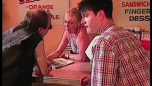 Sarışın sikici yarağın her santimini emerken göğüslerini sergiliyor