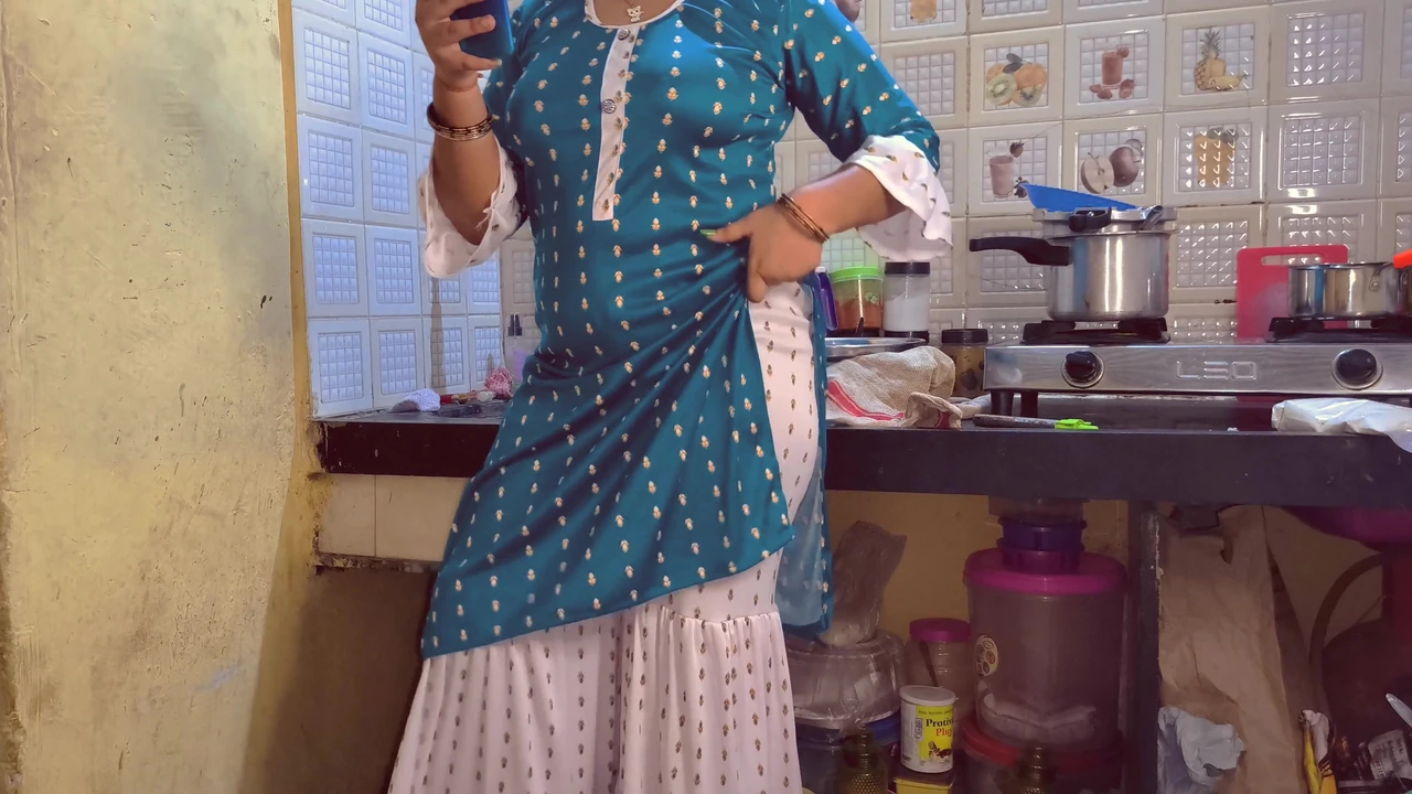 भारतीय सौतेली बहन अपने bf के साथ वीडियो कॉल करते हुए पकड़ी गई