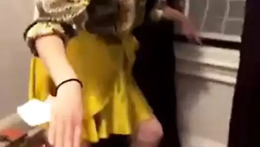 Nicki için dans eden beyaz kız