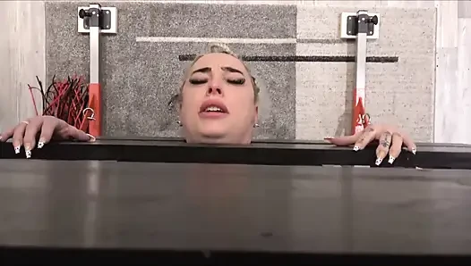 Pillory İçin Seks Kölesi Kullanıldı ve Tohumlandı