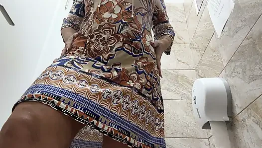 Seksi orta yaşlı seksi kadın umumi tuvalette yoğun orgazm oluyor