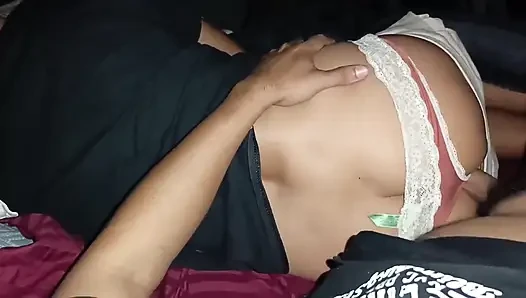 Eşimin lezzetli üvey kızı biz sevişirken porno izlemeyi seviyor