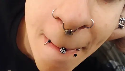 6 piercing yakın çekim oynama zamanı