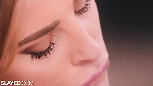 Slayed emily willis azul hermosa'nın parmakla sikmesi için amını açıyor