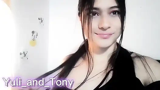 18 yaşındaki kız daha önce zengin ıslak pembe amcığıyla oynuyor